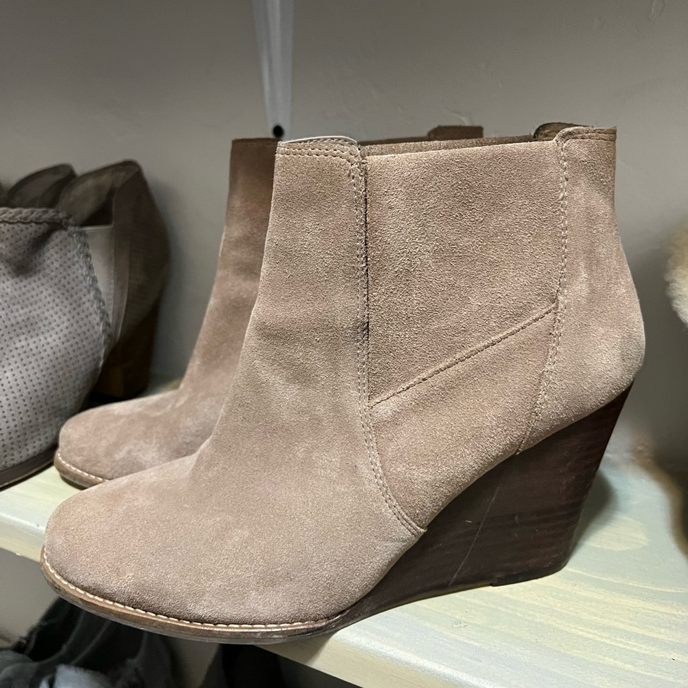 Tan slightly used, very comfortable, clean